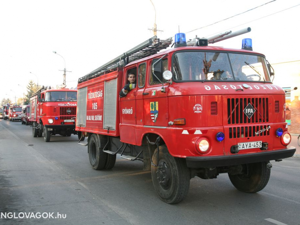 Felvonulás a tûzoltóverseny alkalmából Gyömrõn
