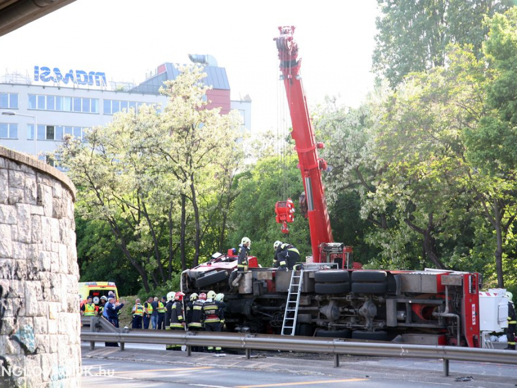 Emelőkosaras gépjármű halálos balesete Budapesten