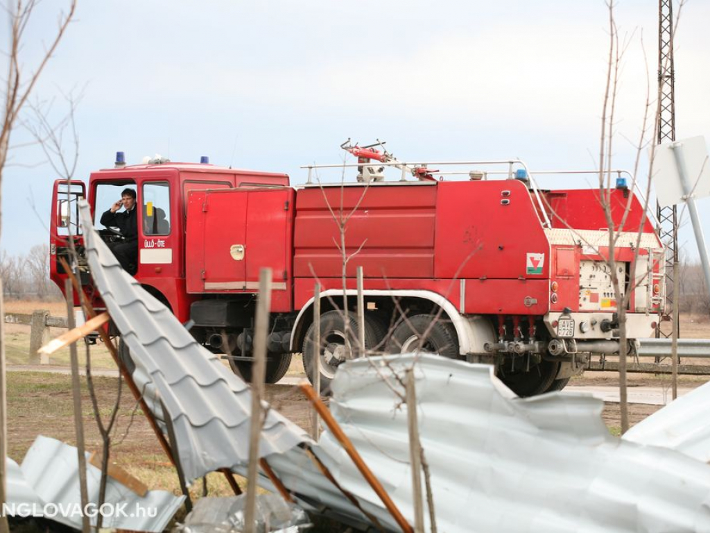 Letépte egy családi ház tetejét a szél Vecsésen
