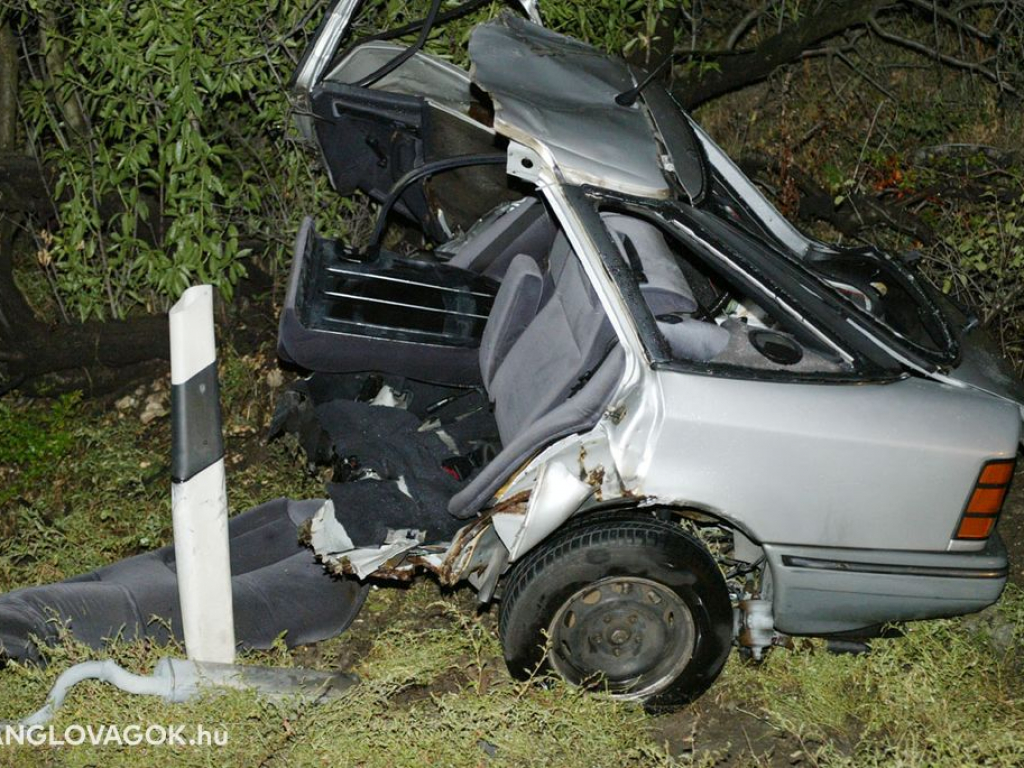 Szétszakadt autó a 7-es főúton Budapesten