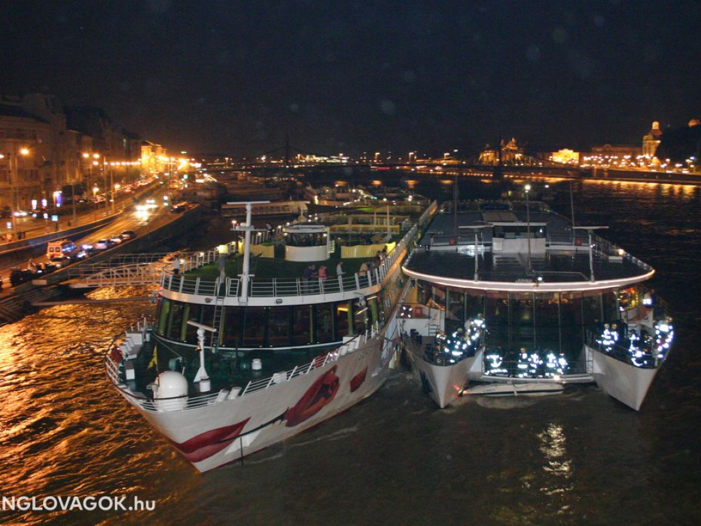 Szállóhajó alá szorult egy motorcsónak a Dunán Budapesten