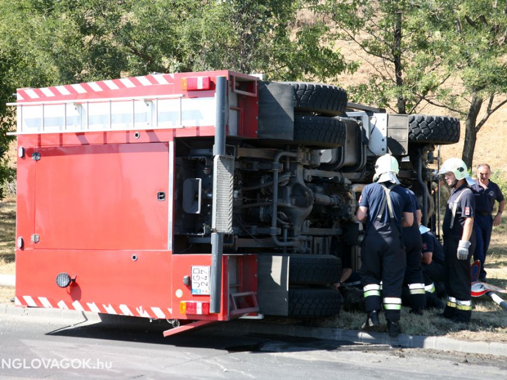 Vízszállító borult fel Budapesten