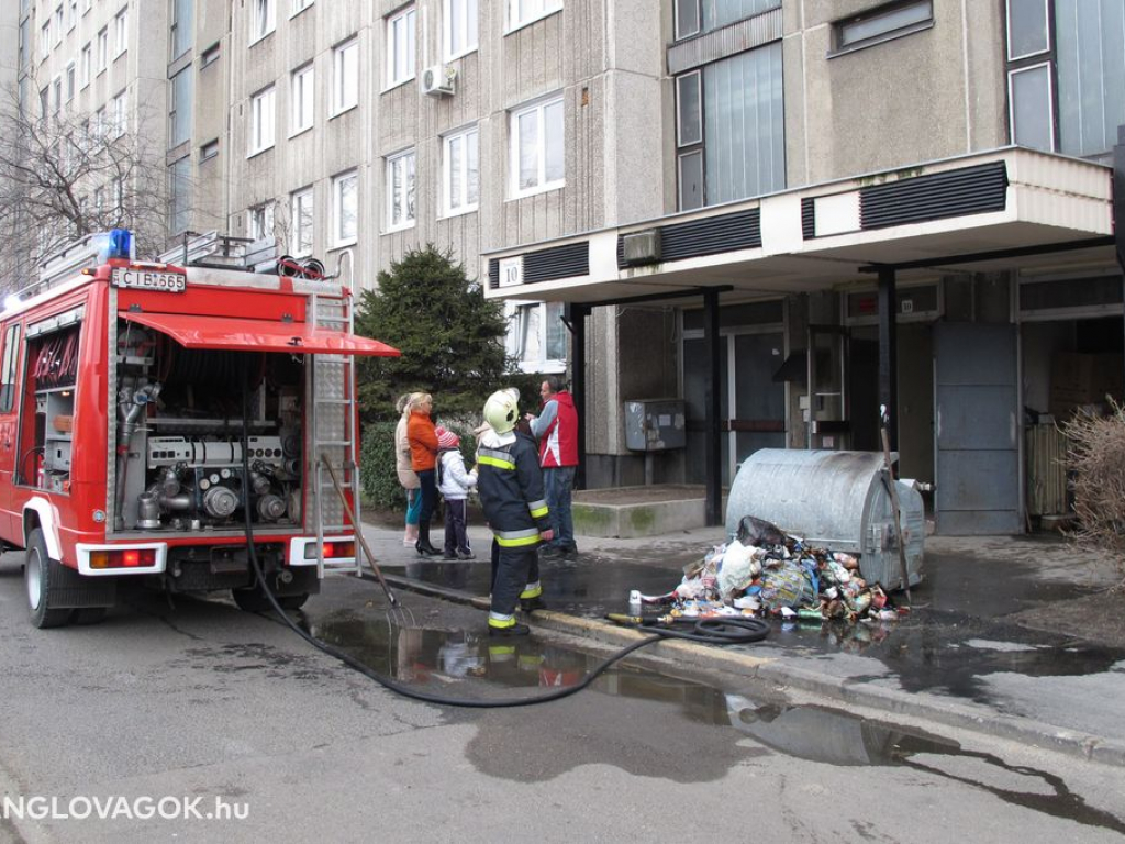 Panelház szemeteskonténere gyulladt ki Budapesten