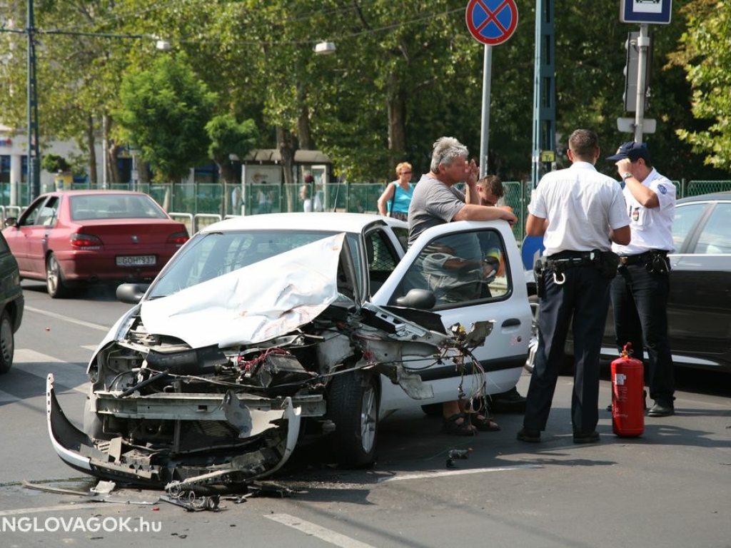 Emelőkosaras tűzoltógépjárműbe csapódott egy személygépkocsi Budapesten