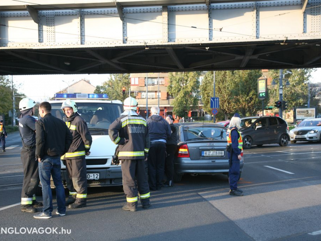 Tűzoltóautó oldalába hajtott egy Opel Astra Budapesten
