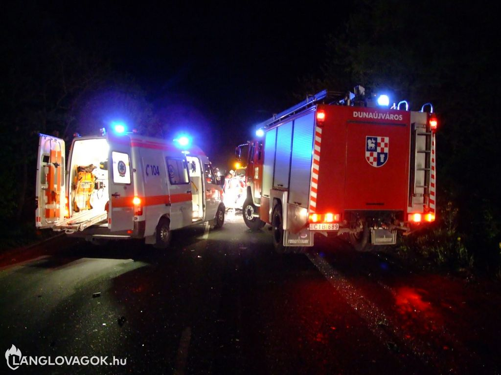 Fának csapódott egy BMW a 6-os fõúton