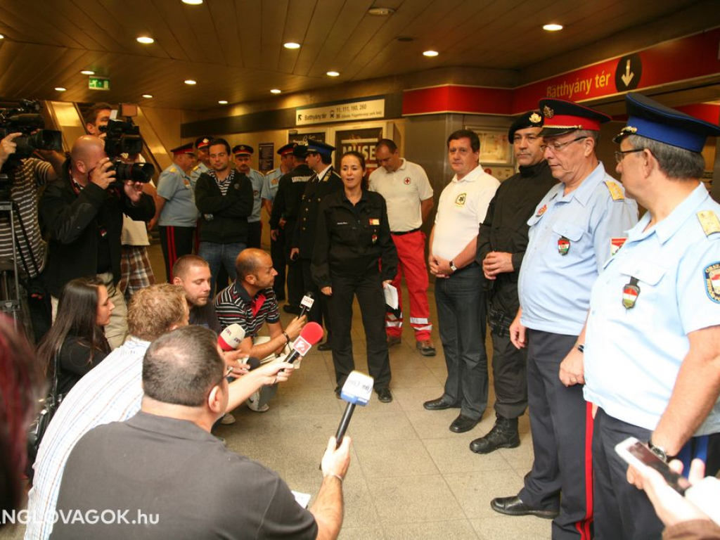 Terrorelhárítási gyakorlat tűzoltókkal a metróban Budapesten