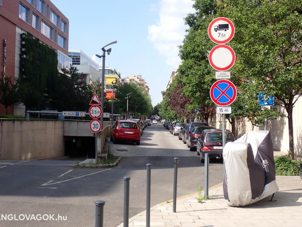 Becsényi utca az Allee Bevásárlóközpontnál Budapesten