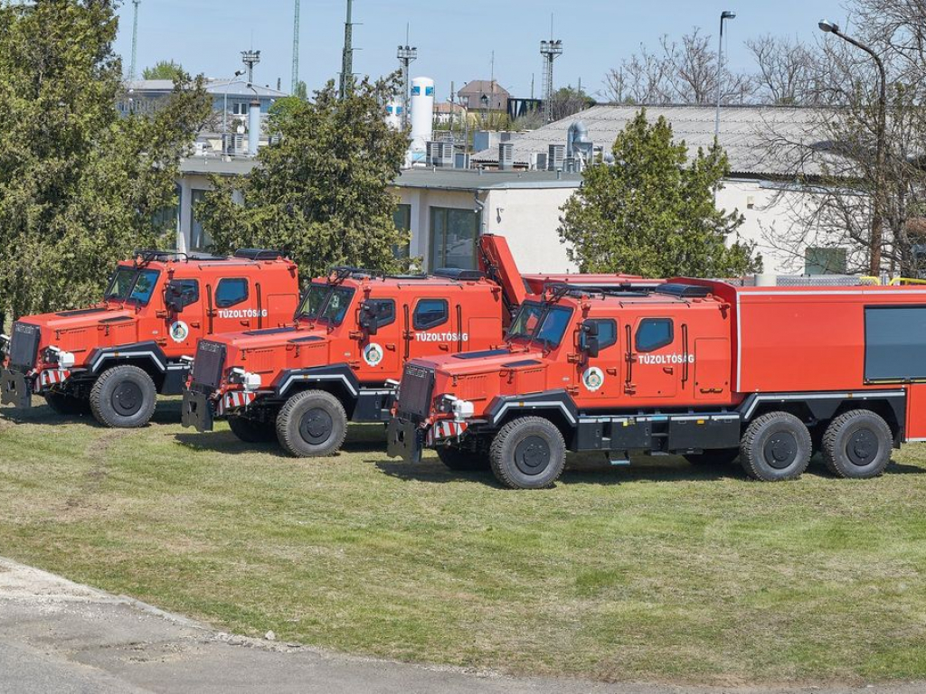 Komondor RDO 4336 MPV dupla fülkés tűzoltóautó