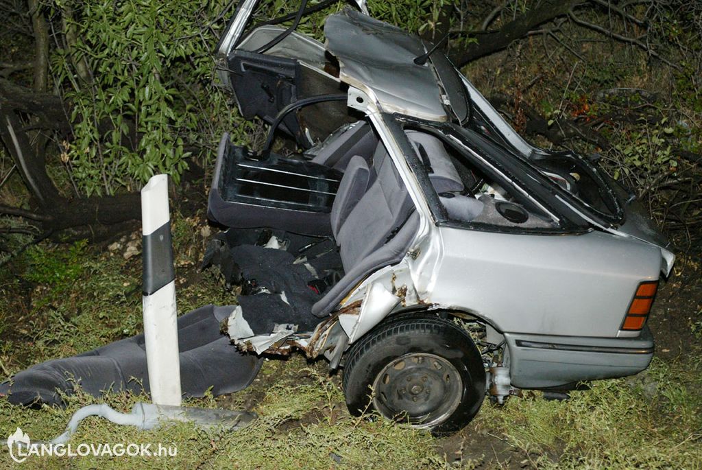 Szétszakadt autó a 7-es főúton Budapesten