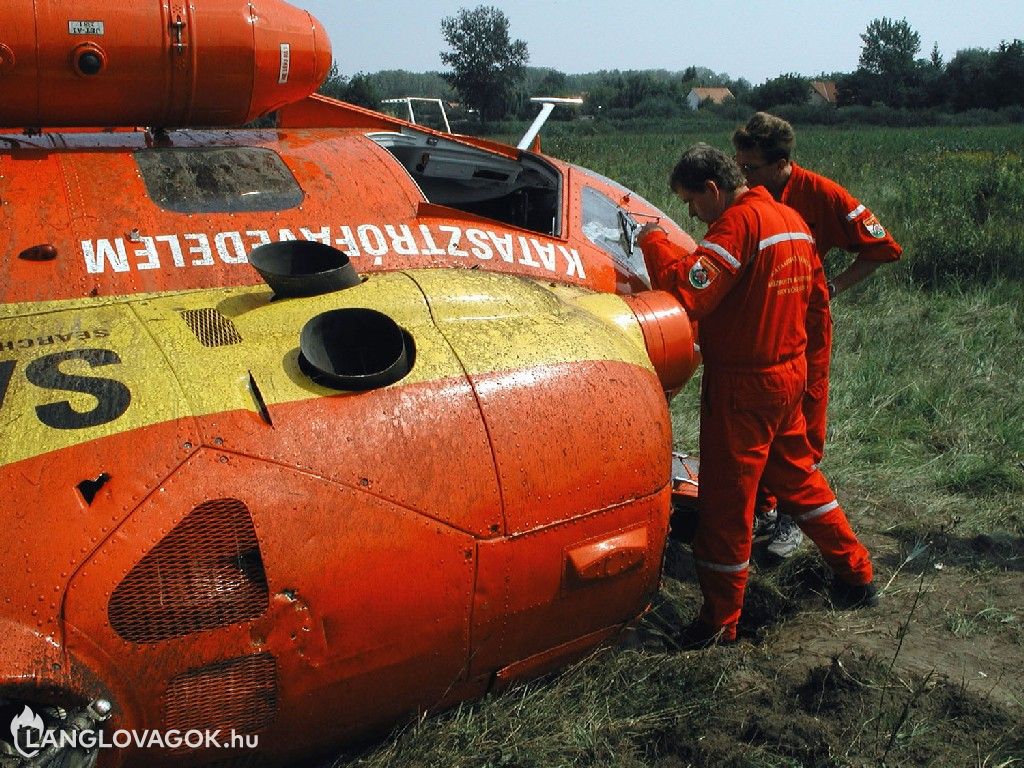 Kényszerleszállást hajtott végre a katasztrófavédelem helikoptere Szõdliget és Felsõgöd között