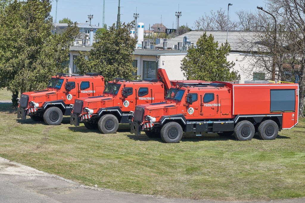 Komondor RDO 4336 MPV dupla fülkés tűzoltóautó