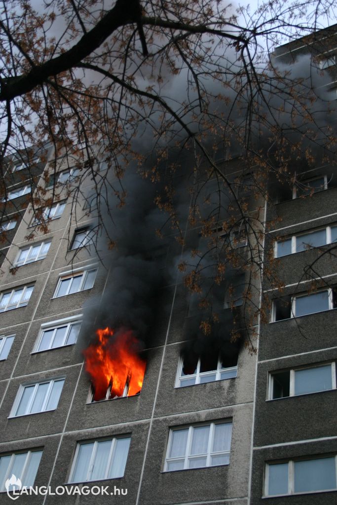 Lángba borult lakás Budapesten