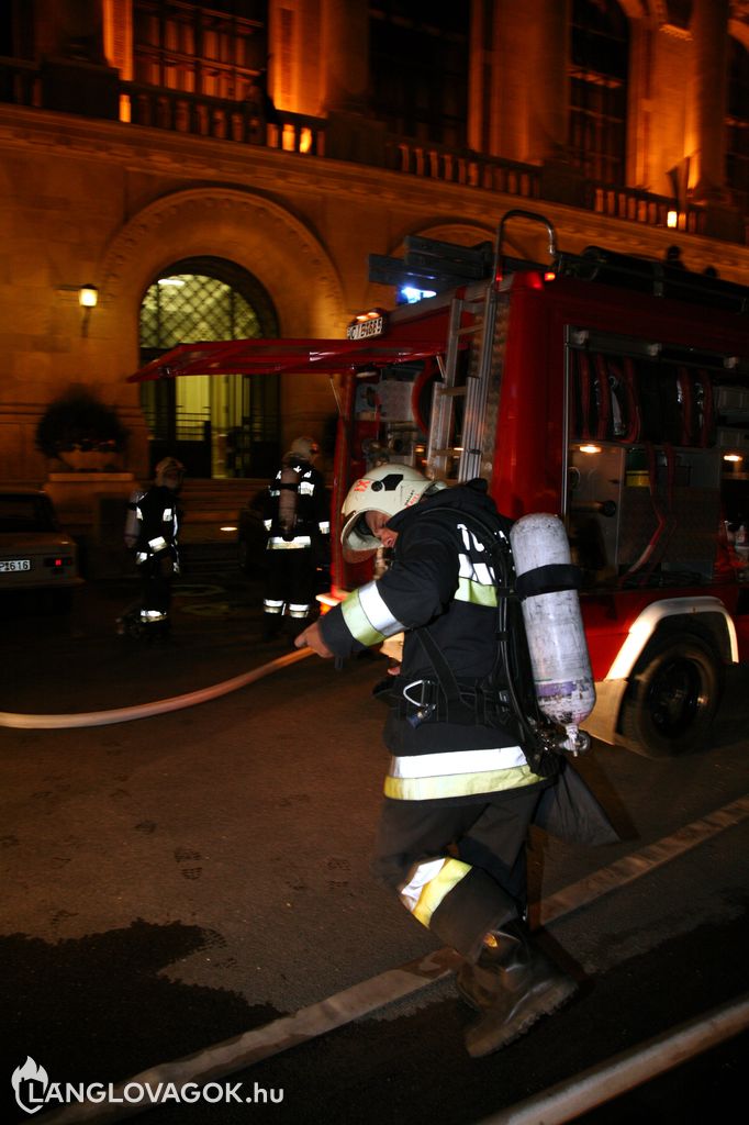 Három tűzoltó halt meg a Műegyetem kigyulladt lőterének oltásánál Budapesten