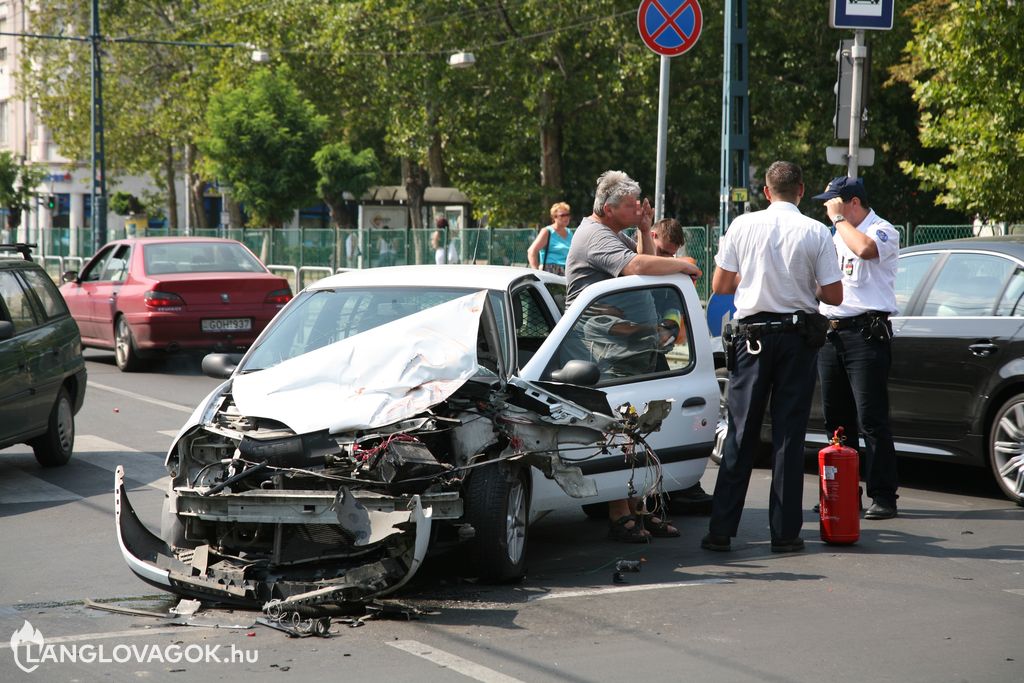 Emelőkosaras tűzoltógépjárműbe csapódott egy személygépkocsi Budapesten