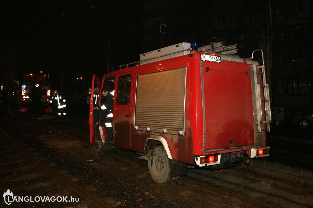 Vakvágányra futott egy tűzoltóautó a XI. kerületben