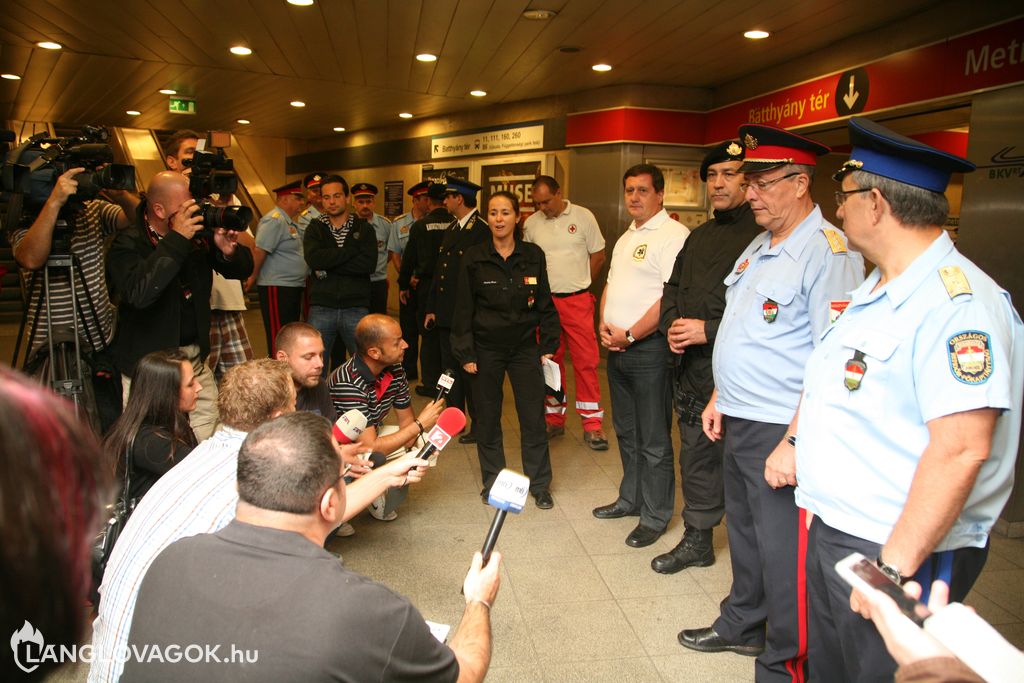 Terrorelhárítási gyakorlat tűzoltókkal a metróban Budapesten
