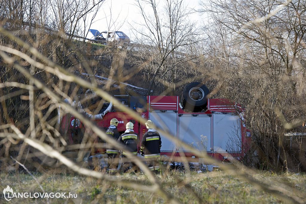 Tömeges karambolban tűzoltóautók borultak fel a 4-es főúton