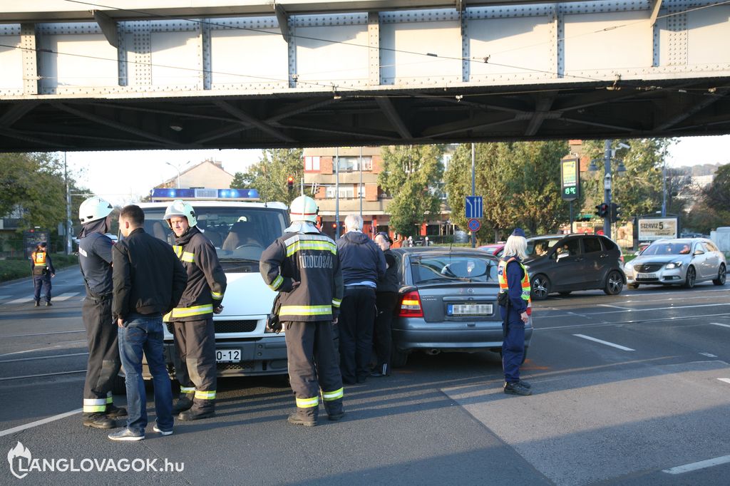 Tűzoltóautó oldalába hajtott egy Opel Astra Budapesten