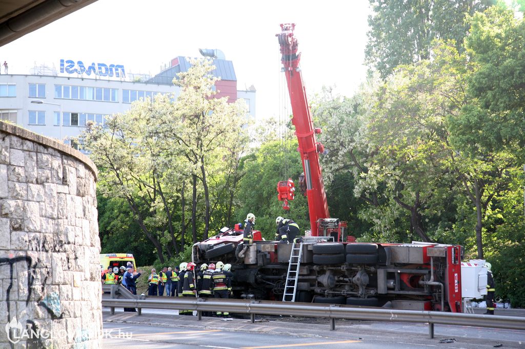 Emelőkosaras gépjármű halálos balesete Budapesten