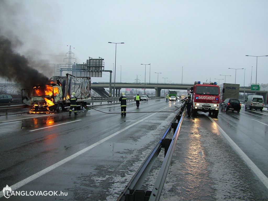 Lángba borult teherautó az M5-ös budapesti szakaszán