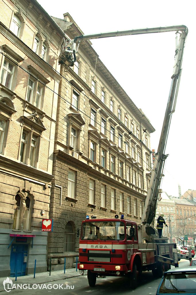 Faldarab zuhant le egy házról Budapesten