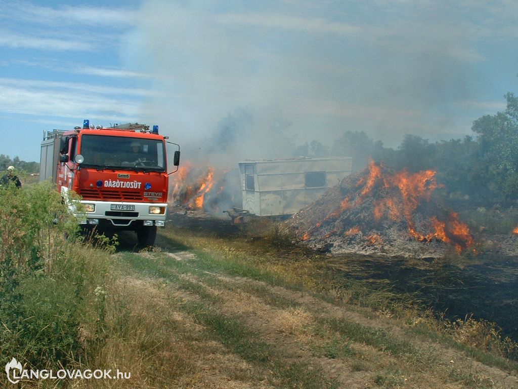 Avar, szalma és lakókocsi égett Szakállason