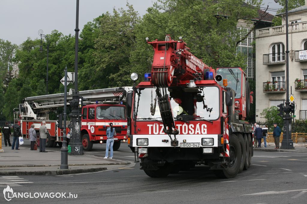 Tűzoltóautók felvonulása a tűzoltónapon Budapesten