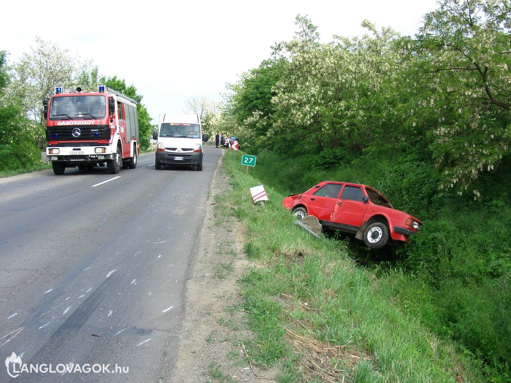 Szalagkorláton akadt Volkswagen, árokban landolt Skoda és Opel a 49-es fõúton