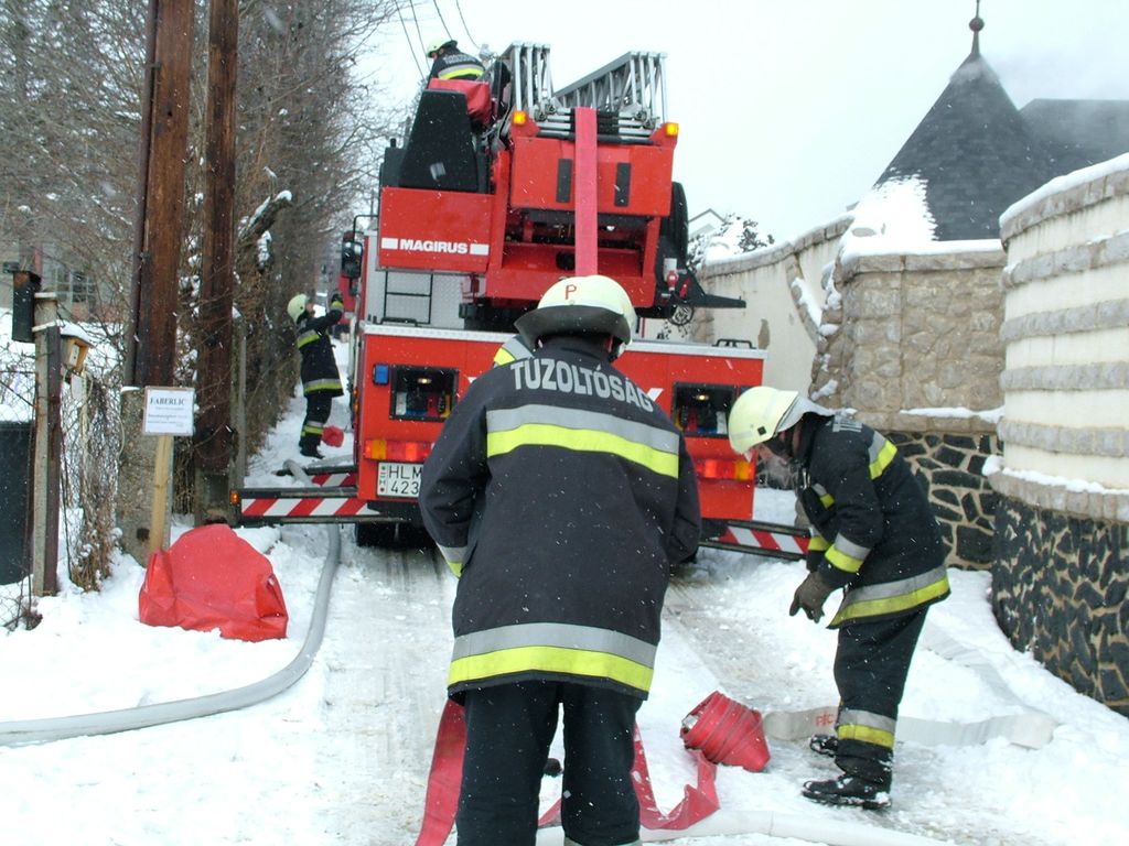 Füsttel telítődött egy családi ház Pécsen