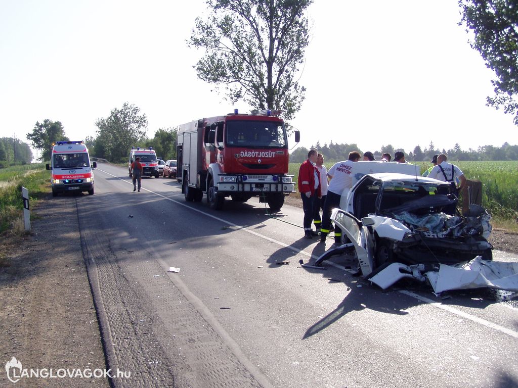 Teherautó és személygépkocsi halálos karambolja a 4-es főúton