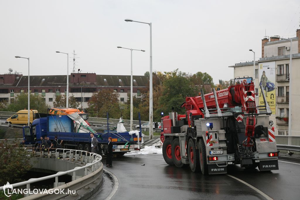 Kamion borult fel egy felüljárón Budapesten