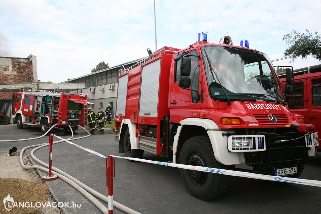 Régi üzemépület gyulladt ki Budapesten