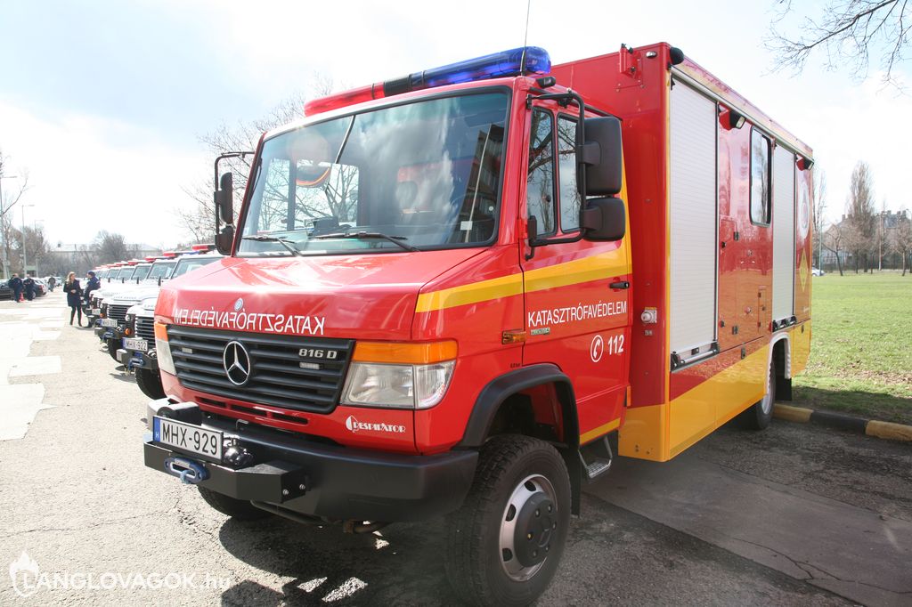 Új gépjárművek átadása az Országos Katasztrófavédelmi Főigazgatóságon