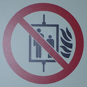 Tűz esetén a liftet használni TILOS!