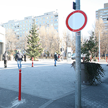 Parkoló autók a tűzoltók útjában a 4-es metrónál