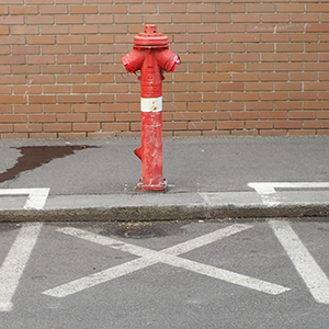 Parkolni tilos a tűzcsap előtt