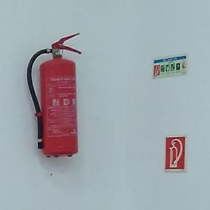Székkel biztosított hozzáférés a tűzoltó készülékhez