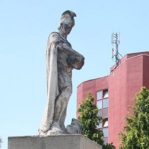 Szent Flórián-szobor a tűzoltólaktanyánál Pécsett