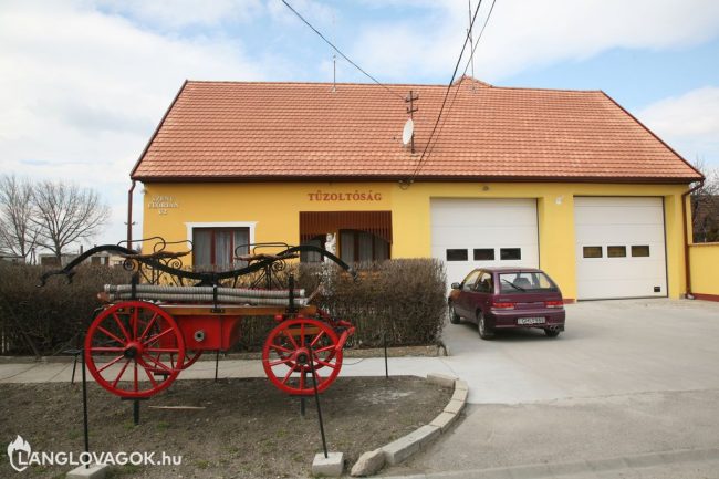 Kocsifecskendő a tűzoltószertár előtt Kunszentmiklóson (Fotó: Kis-Guczi Péter)