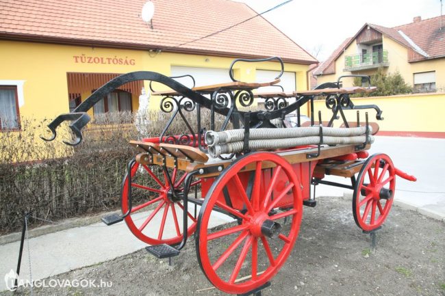 Kocsifecskendő a tűzoltószertár előtt Kunszentmiklóson (Fotó: Kis-Guczi Péter)