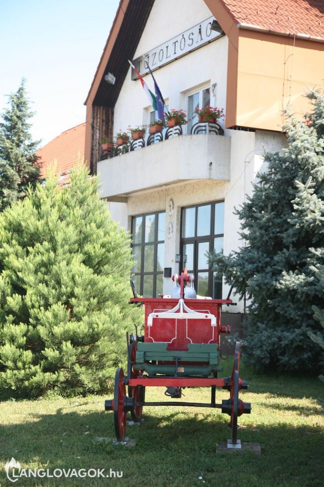 Kocsifecskendő a tűzoltólaktanya előtt Siklóson (Fotó: Kis-Guczi Péter)