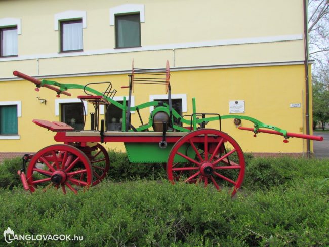 Kocsifecskendő a tűzoltólaktanya előtt Gyulán (Fotó: Viczéna Gyula)