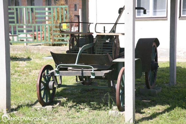 Kocsifecskendő a tűzoltószertár előtt Csákváron (Fotó: Kis-Guczi Péter)