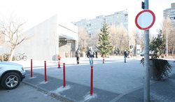 Parkoló autók a tűzoltók útjában a 4-es metrónál