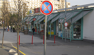 Megállni tilos tábla került a Bikás parki metrómegálló tűzoltási felvonulási területének bejáratához (Fotó: Kis-Guczi Péter)