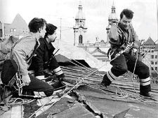 Sanyi, Miklós, Csaba a Baross utcában viharkárokat számolnak fel. Itt két bajtársuk vesztette életét. (1994. november 25.)