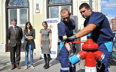 Az első ívócsap tűzcsapból Budapesten, a Szomory Dezső téren (Fotó: Majtényi Mihály / budapest.hu)