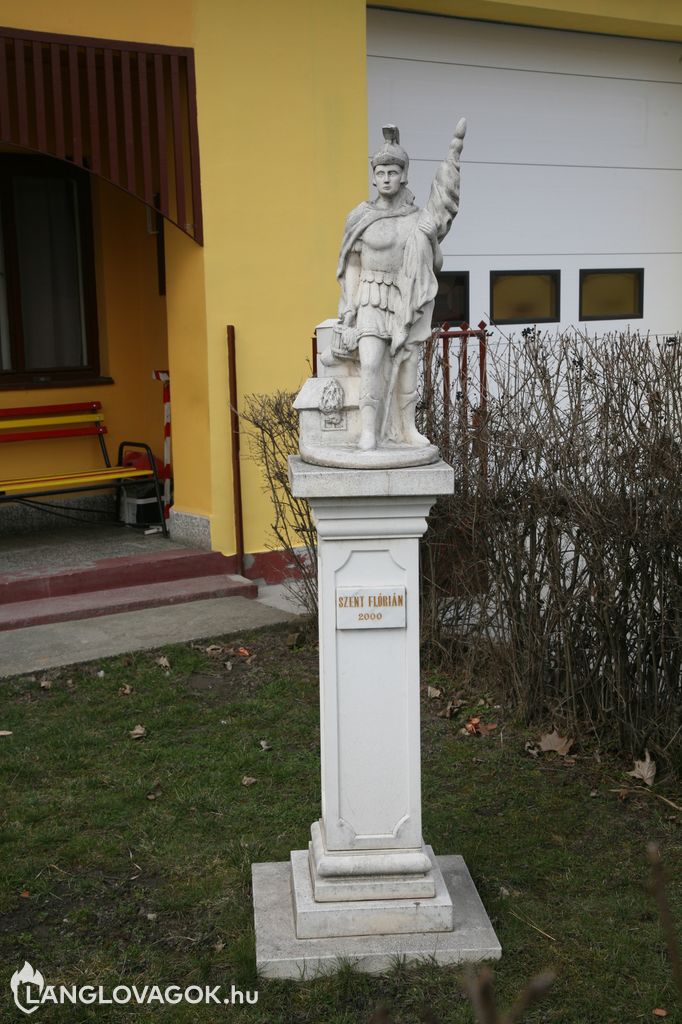 Szent Flórián-szobor a tûzoltóság elõtt Kunszentmiklóson (Fotó: Kis-Guczi Péter)