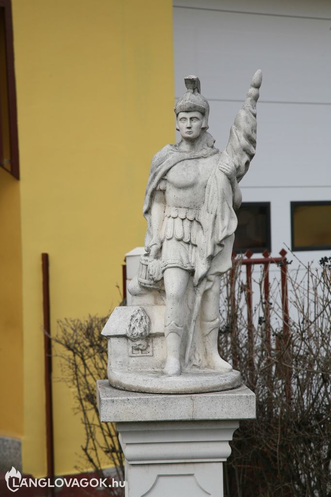 Szent Flórián-szobor a tûzoltóság elõtt Kunszentmiklóson (Fotó: Kis-Guczi Péter)